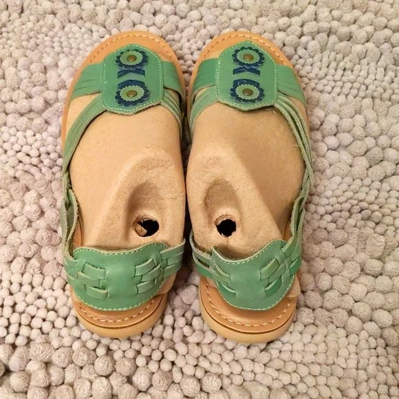 Adorable Huaraches Strappy Sandals - Picture 3 of 7